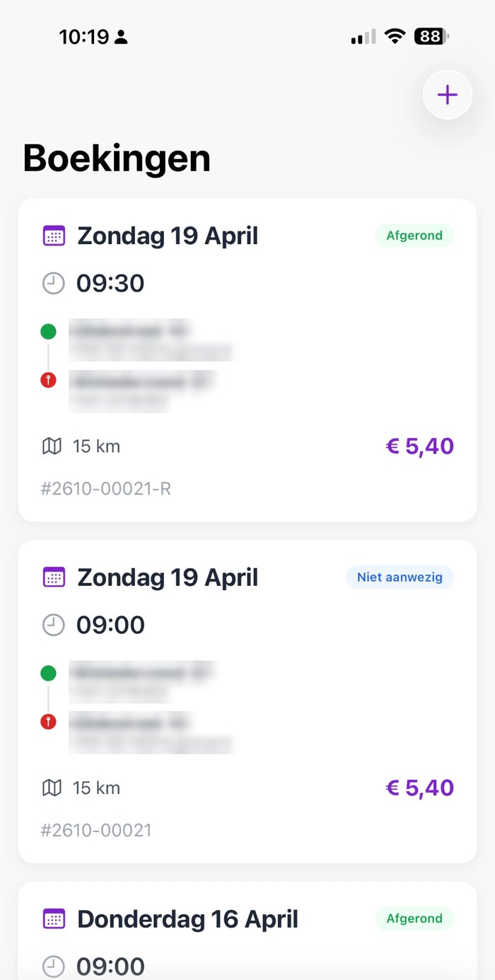 Boekingen in de app voor klanten en leden: per rit de datum, tijd, van en naar, kilometers, prijs en status zoals afgerond of niet aanwezig