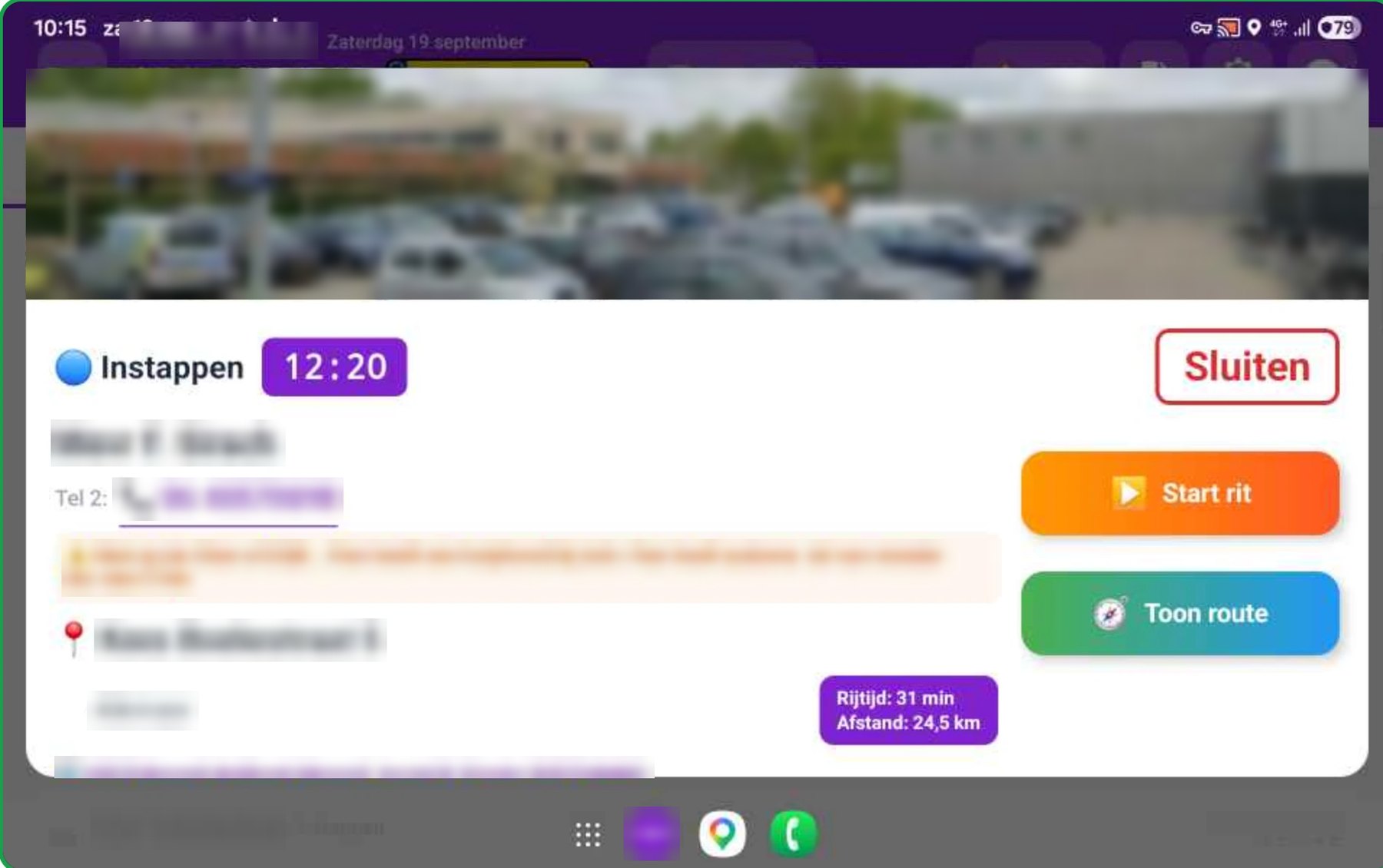 Een stop op de boordcomputer-app: instaptijd, klant, telefoon, notitie, adres, rijtijd en afstand, met de knoppen Start rit en Toon route