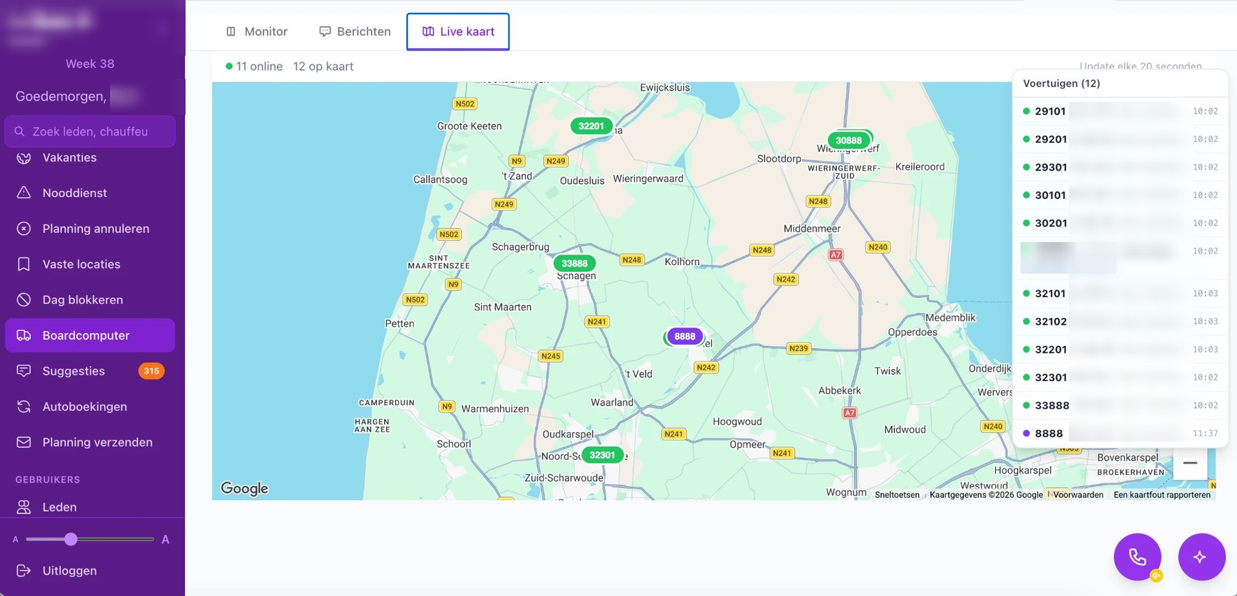 Live kaart op kantoor met de voertuigen die op dit moment rijden en een lijst van alle voertuigen